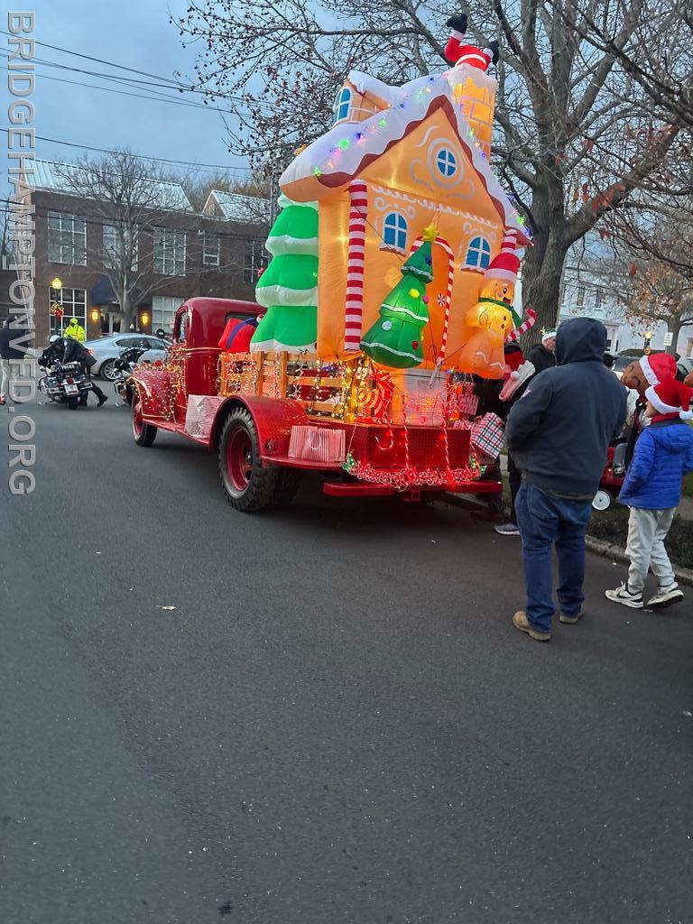 We helped deliver some holiday cheer in the Southamtpon Parade of Lights with our gingerbread house and gingerbread people last weekend. Junior members lent a hand by dressing up in costume, while members decorated and manned the trucks. Here’s to a happy, safe and fun-filled holiday season!

Special thanks to Tom Dombkowski, Megan Dombkowski, Jenn Halsey Dupree and Dana Frances Hilbert.