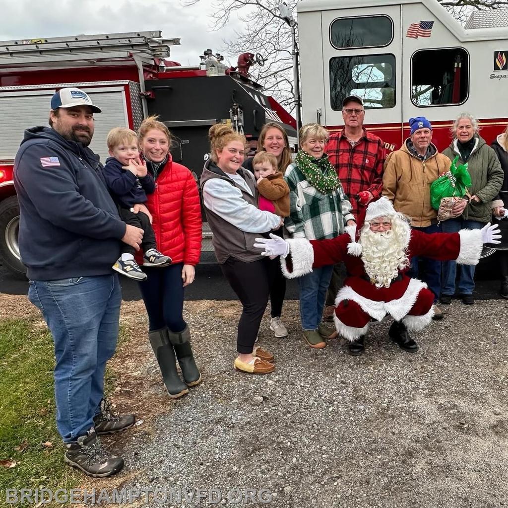 Big gathering came out to wait for Santa! 